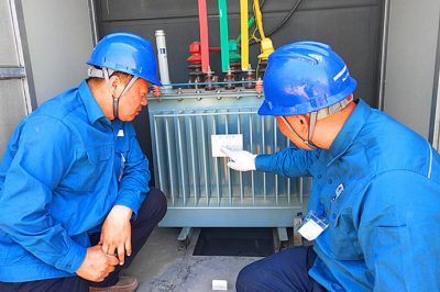 陽谷縣供電公司無懼高溫 只為企業早送電