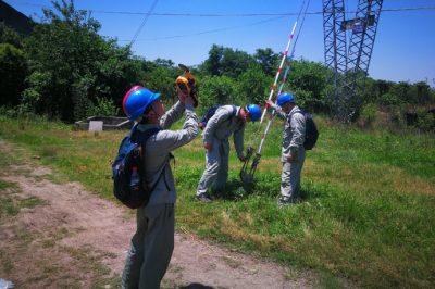 湖北電力：高溫下巡線，為軍運會保駕護航
