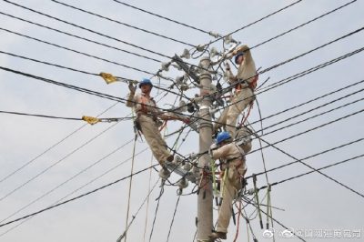 鎮江高資供電所施工人員正在開展農網改造工程