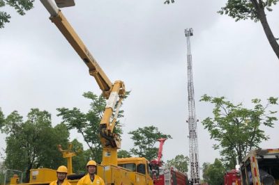 南京江北新區供電公司向群眾介紹絕緣斗臂車的用途