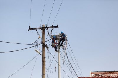 招遠供電對湯前新村1號臺區低壓電纜進行維修