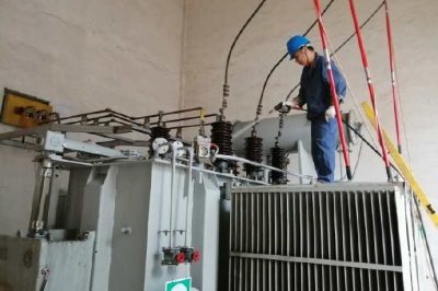 35千伏童裝城變電站開展凌點作業消除主變缺陷