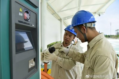 昆山供電公司在廣福路公交站點對充電樁常規檢查