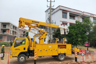 寧遠縣供電公司10千伏豬半線黃泥塘臺區進行帶電搶修工作