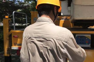 婁底供電公司對城北I線23號桿進行帶電更換隔離開關(guān)