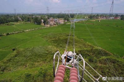 帶電作業檢修輸電線路，處理導線引流板發熱問題
