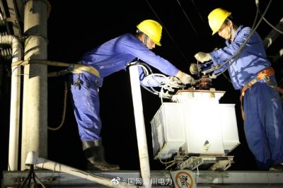 搶修人員現場更換被雷擊變壓器恢復供電
