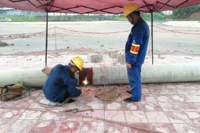 資陽供電公司奔忙在各個工程施工現場，上可以電桿架線，下可以做拉線