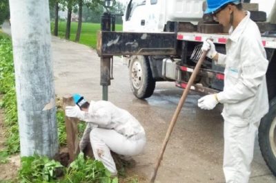 胡寨供電所對10KV105線路101、102#被暴雨沖斜的電桿進(jìn)行扶正