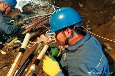 緊急搶修為客戶 汗濕衣背全不顧