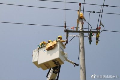 10千伏餐具線78號和79號桿之間新立15米線桿1基，并進(jìn)行帶電接火作業(yè)