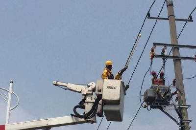黃島區供電公司10千伏通用線018-26號桿處進行帶電接火作業