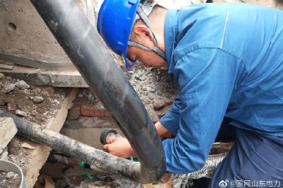 東營區供電公司運維人員冒高溫搶修10千伏青海東線電纜