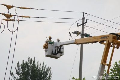 昌邑市供電公司完成10千伏辛置支線31號桿實施帶電作業