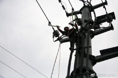 高溫下架設線路，確保客戶及時用電