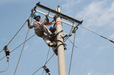 頭頂炎炎烈日對10千伏線路進行改造，保障客戶用電