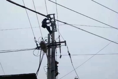 更換絕緣導線，拆除舊電桿，心里電桿，有效降低線路損耗