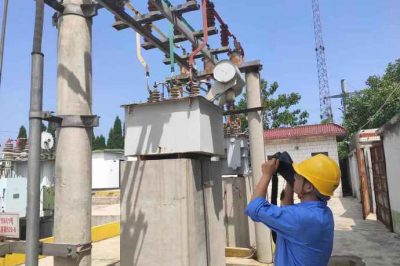 贊皇縣供電公司對35千伏許亭變電站檢查開關柜、實施紅外測溫