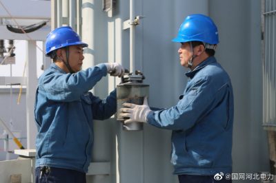 海興縣供電公司對變電站站內(nèi)設(shè)備進(jìn)行巡視，及時消除安全隱患
