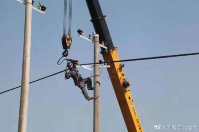 鹿泉區供電公司正緊張地進行10千伏線路改造
