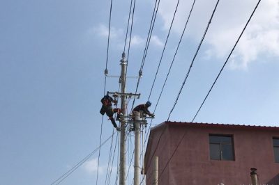 天津薊州供電公司：工作人員不畏酷暑，只為給您一個(gè)涼爽的夏天！給師傅們點(diǎn)贊！