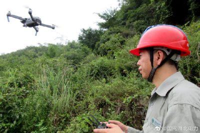 湖北檢修公司通過無人機對500kV龍斗二回線路進行盲區樹障巡視