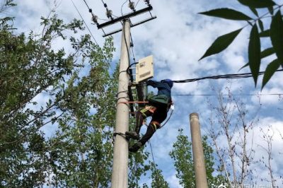 利津縣供電公司員工到北宋供電所大牛臺區開展隱患消缺工作