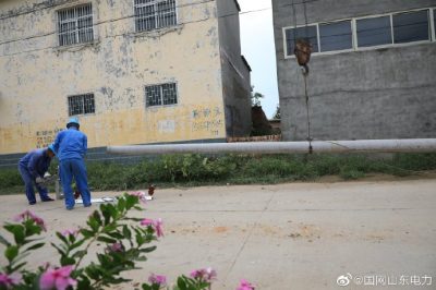 梁山縣供電公司新立電桿6基、新建低壓架空絕緣線0.31千米、新增一臺400千伏安變壓器