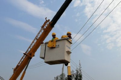 10千伏遲家線49號桿至50號桿之間帶電立桿 架設一臺200千伏安變壓器