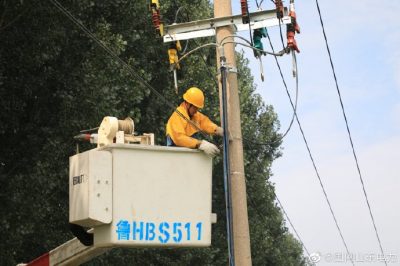 后碼頭村新上50千伏安農業變壓器帶電搭接引流線