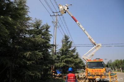 梁山縣供電公司在拳鋪鎮10千伏拳東線44號桿新上400千伏安變壓器帶電接火