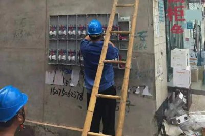 磁縣供電公司農村更換電表箱、整理不規范線路