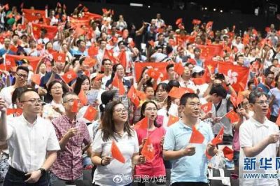 “香港，拉緊我的手！”