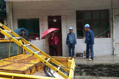 鄠邑區供電公司冒雨搶修山體滑坡損毀的線路