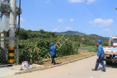 福山區供電公司檢查跳閘臺區變壓器 表箱等