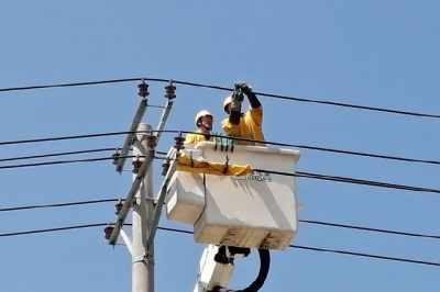 梁山縣供電公司在10千伏西環路線6號桿 9號桿開展帶電作業