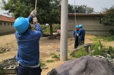 平度市供電公司對云山鎮李家場村機井通電線路進行遷移改造