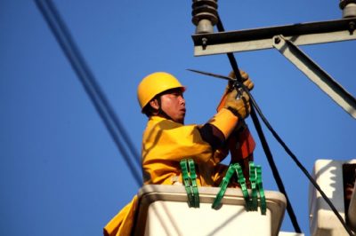 帶電消除10千伏趙西線49號桿隔離刀閘發熱缺陷