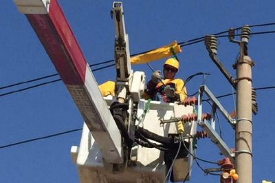 黃島區供電公司在王臺鎮10千伏陳大線進行帶電接火作業