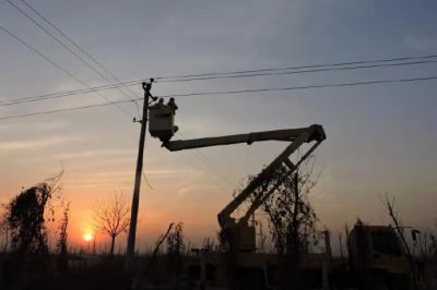 任縣供電公司在10千伏任河線074路進行帶電作業
