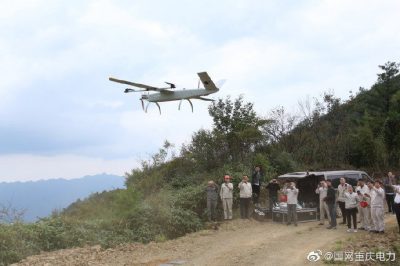 重慶電力公司利用無人機巡視雪寶山無人區