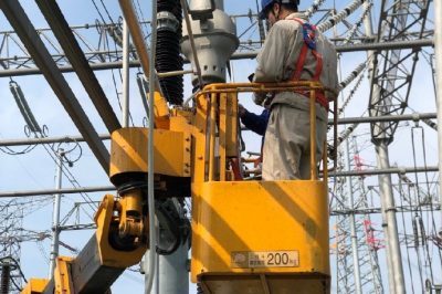 更換500千伏雙泗變檢修現場對線路帶滅弧室的CKE型接地開關