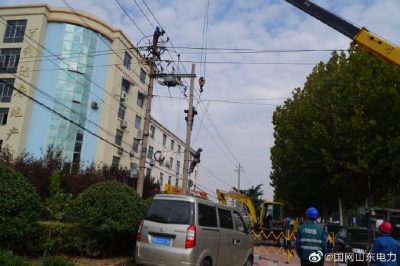 黃島區供電公司為海濱園線進行架空線路