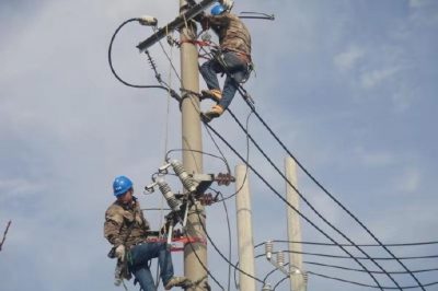 龍廟供電所對鎮政府配電變壓器進行整治