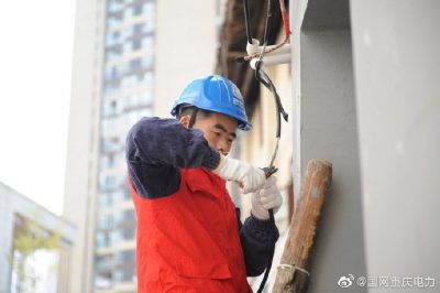 武隆供電公司對油坊社區老舊房屋線路排查