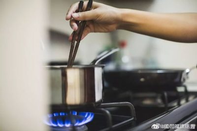 燃氣灶發生意外時，嚴禁打開任何電器