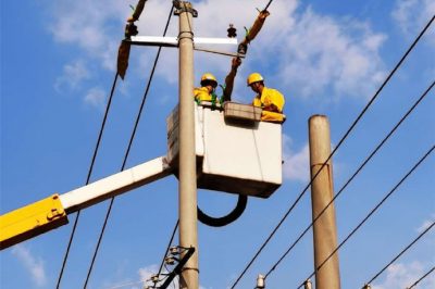帶電處理線路電桿C相導線脫落