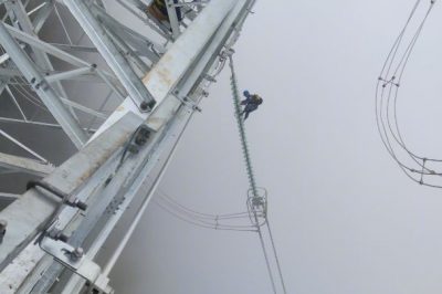 迷霧里高空走線(xiàn)，還碰上38°大下坡……太難了