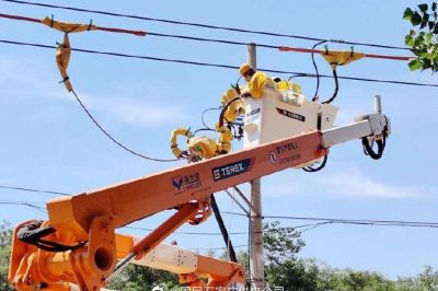 冒著高溫開展帶電更換隔離刀閘作業