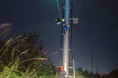 登桿作業徹夜搶修恢復居民用電